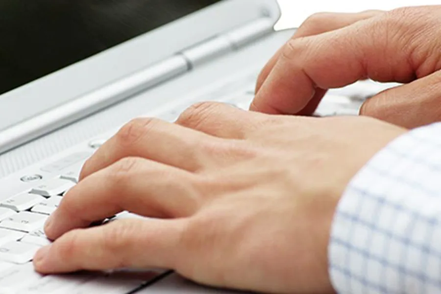 Hender på tastatur