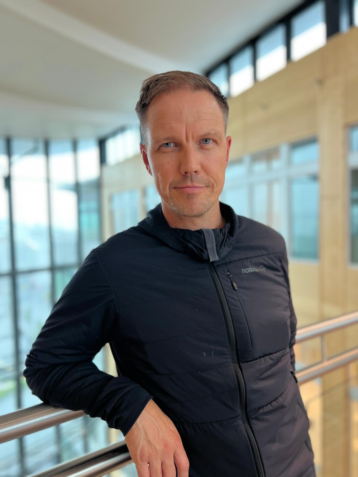 En mann som står foran et vindu