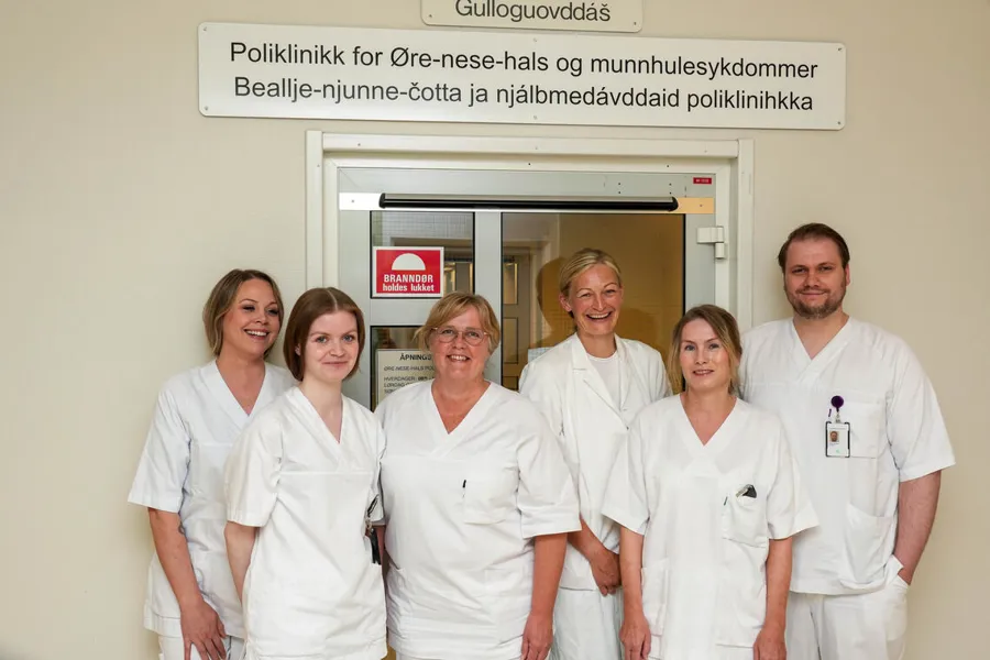 En gruppe mennesker iført hvit arbeidsantrekk