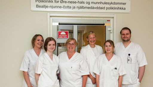 En gruppe mennesker iført hvit arbeidsantrekk