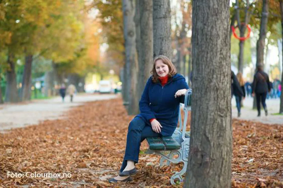 En person som sitter på en benk