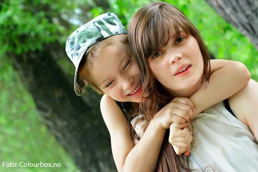 To jenter som klemmer hverandre