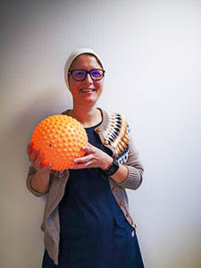 Kvinne med fysioterapiball