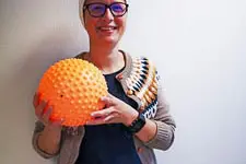 Kvinne med fysioterapiball