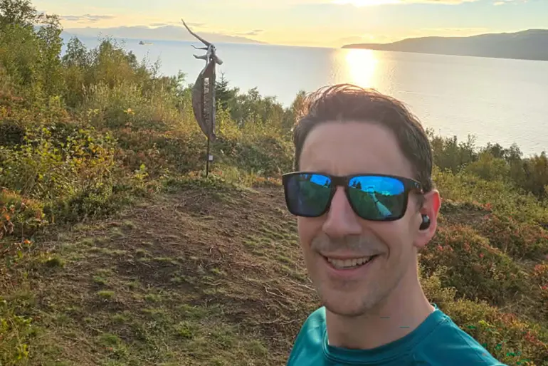 En mann med solbriller