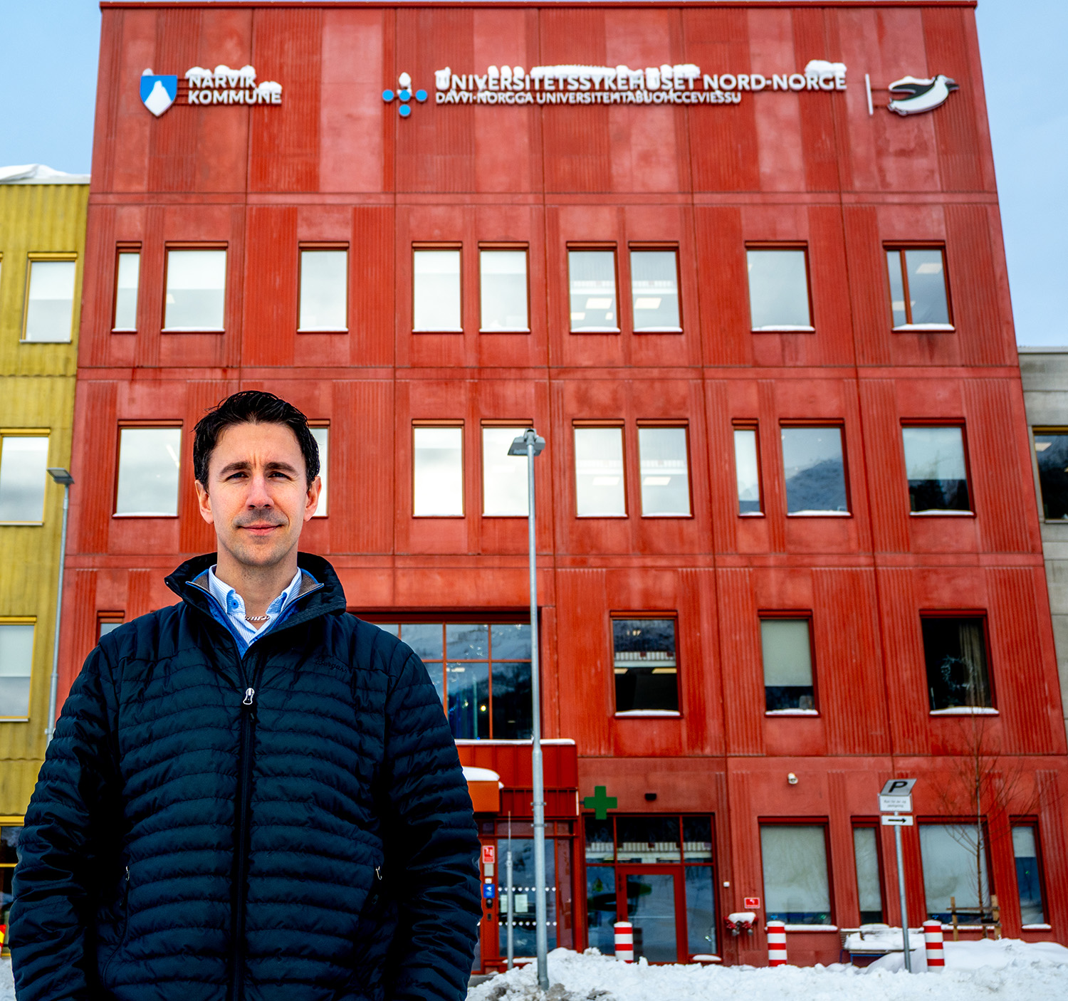 En person som står foran en bygning