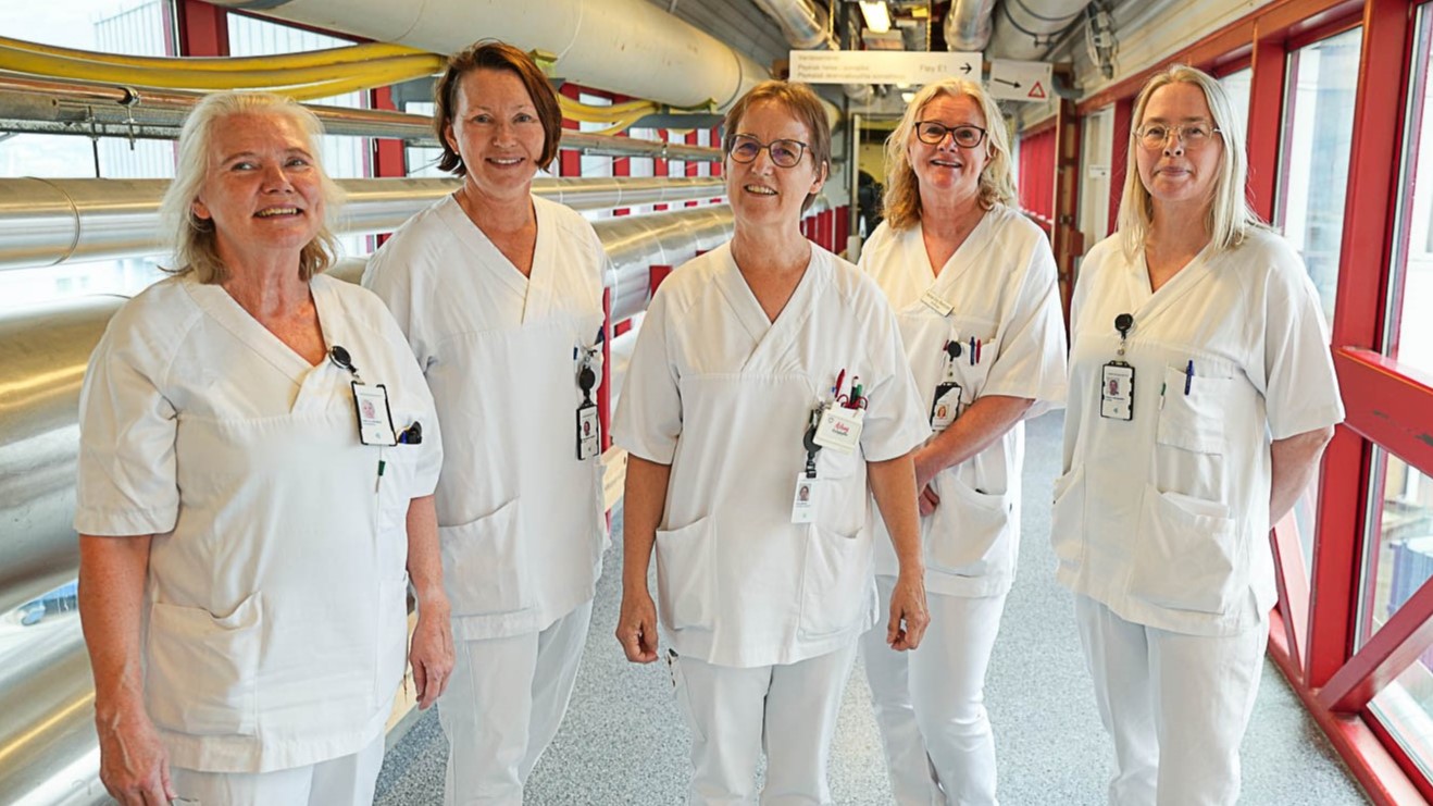 En gruppe kvinner i hvite laboratoriefrakker