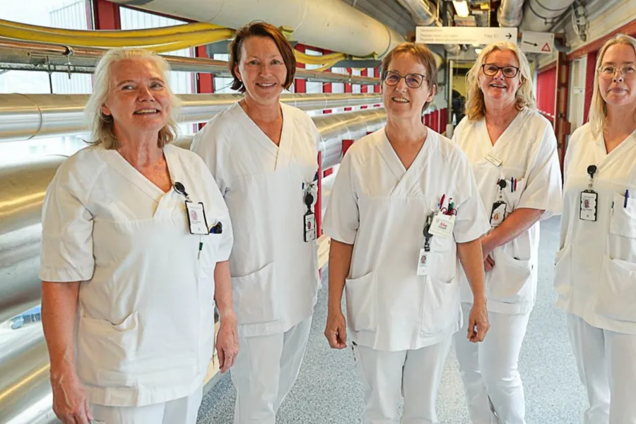 En gruppe kvinner i hvite laboratoriefrakker