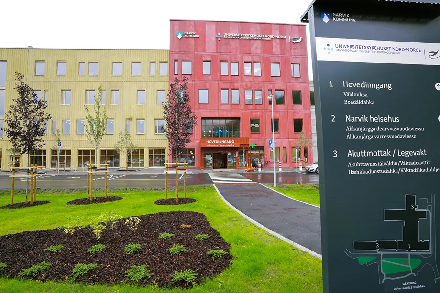 Skilting foran hovedinngangen til det nye sykehuset i Narvik