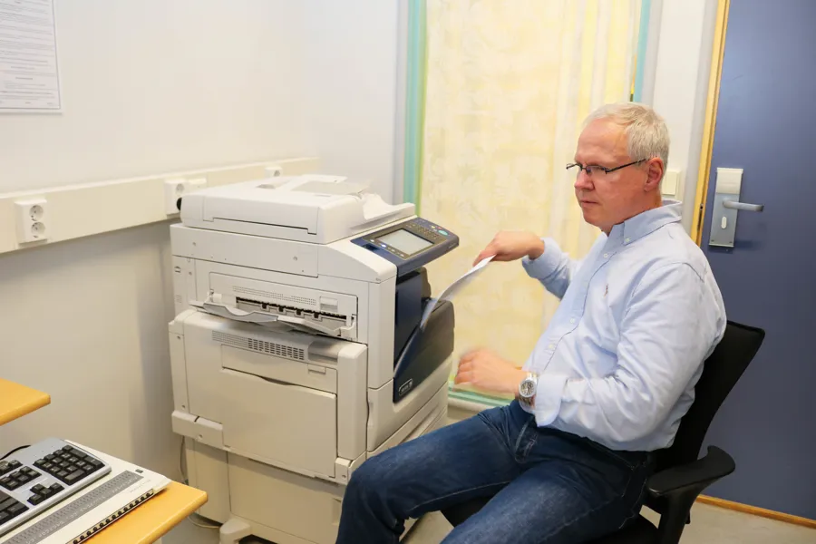 En person som sitter i en stol