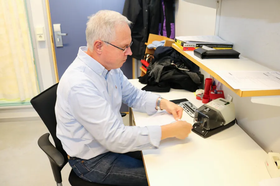 En mann som sitter ved et skrivebord