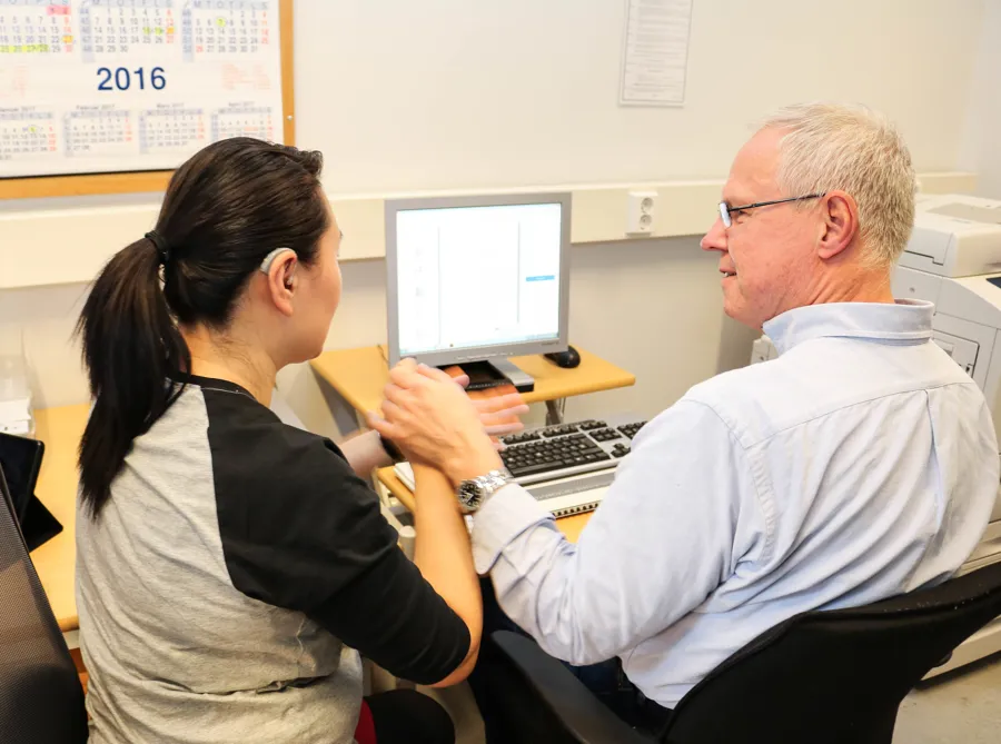 En mann og en kvinne som ser på en dataskjerm