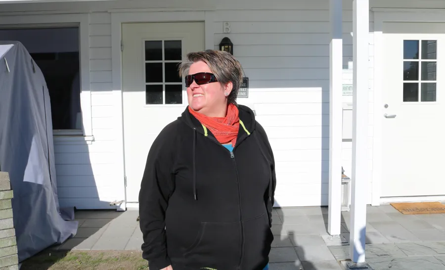 En mann med solbriller og skjerf