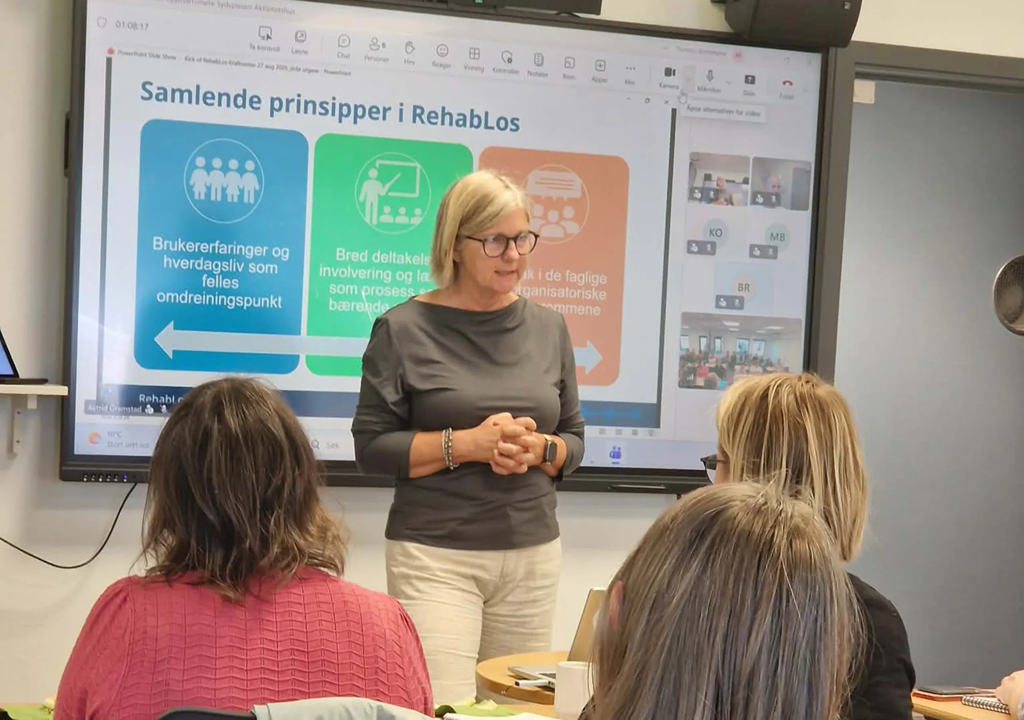 En kvinne som holder en presentasjon