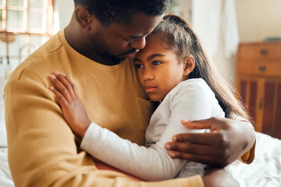 Mann holder rundt ung pike