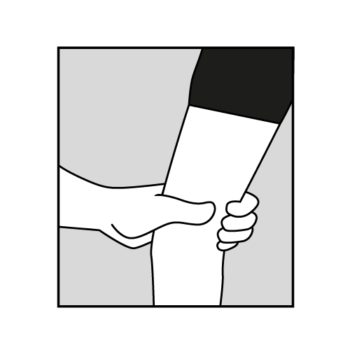 En person som holder et papir