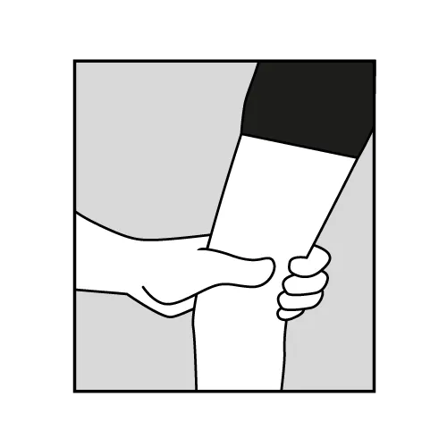 En person som holder et papir