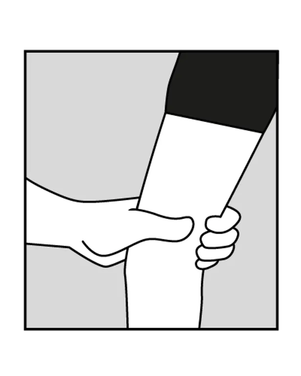 En person som holder et papir