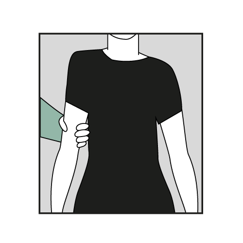 Et svart-hvitt-bilde av en person i en svart kjole