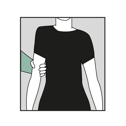 Et svart-hvitt-bilde av en person i en svart kjole