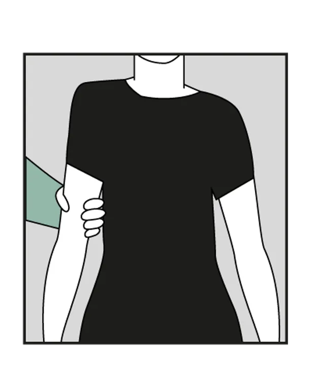 Et svart-hvitt-bilde av en person i en svart kjole