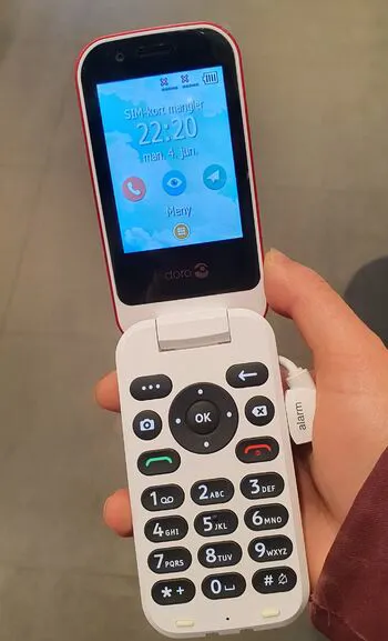 En person som holder en mobiltelefon