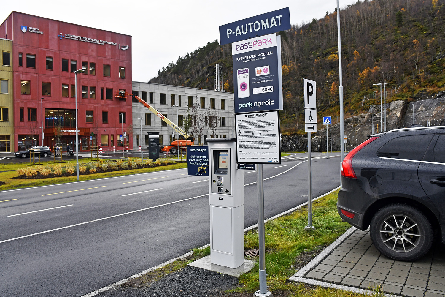 Et skilt er satt opp i veikanten