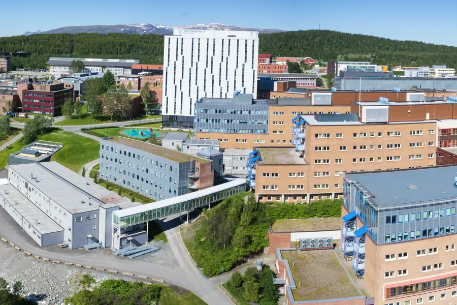 Store bygninger i kupert terreng