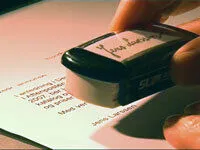 Et nærbilde av en penn på et stykke papir