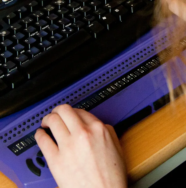 Hender som leser ved hjelp av leselist.