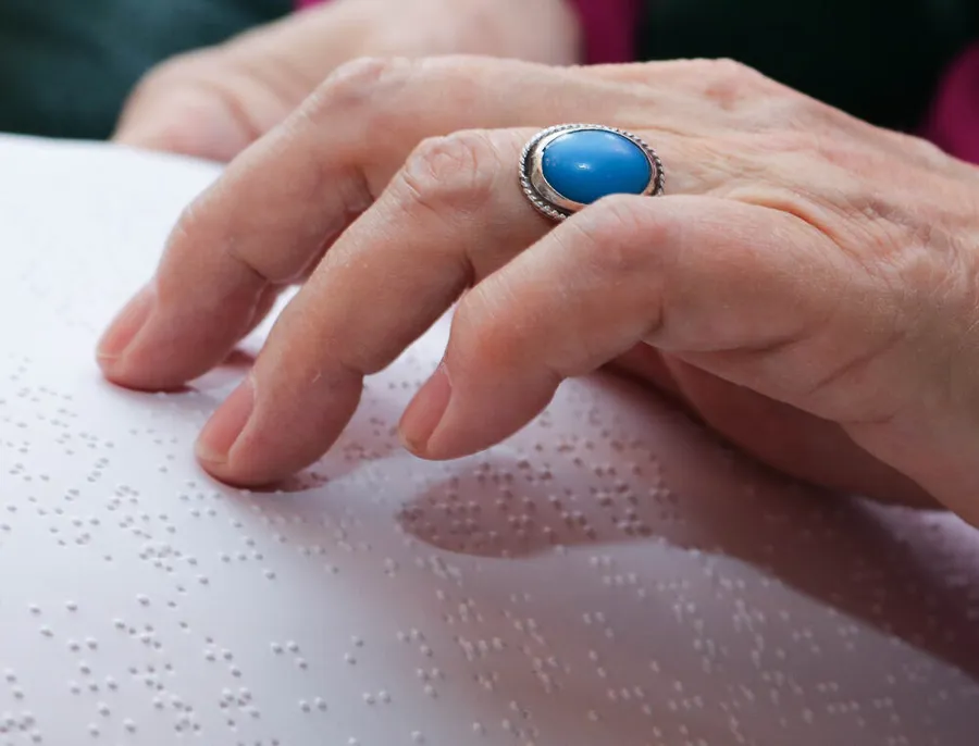 Fingre som leser punktskrift.