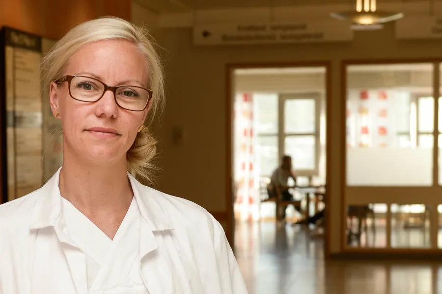 Kvinne i hvit arbeidsuniform