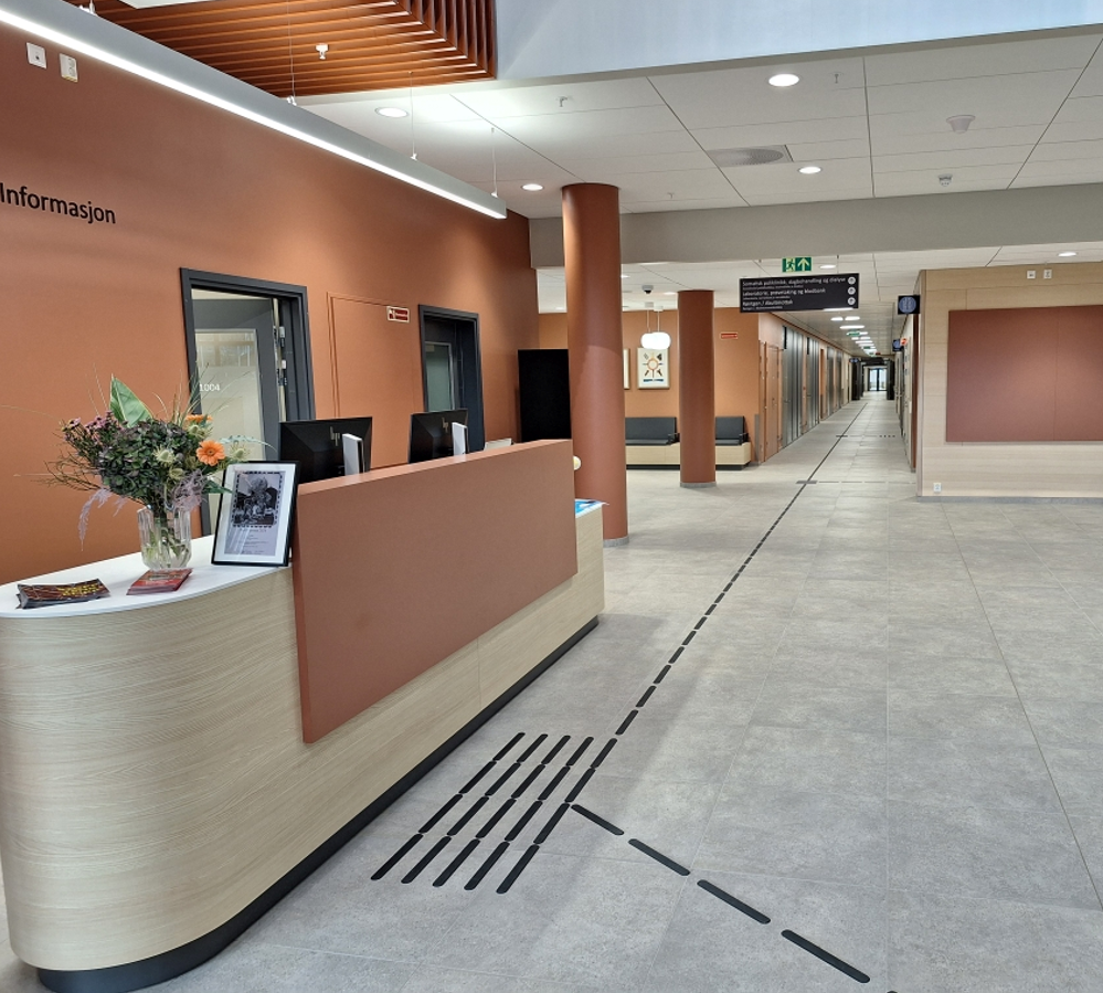 Inngangsparti med resepsjon