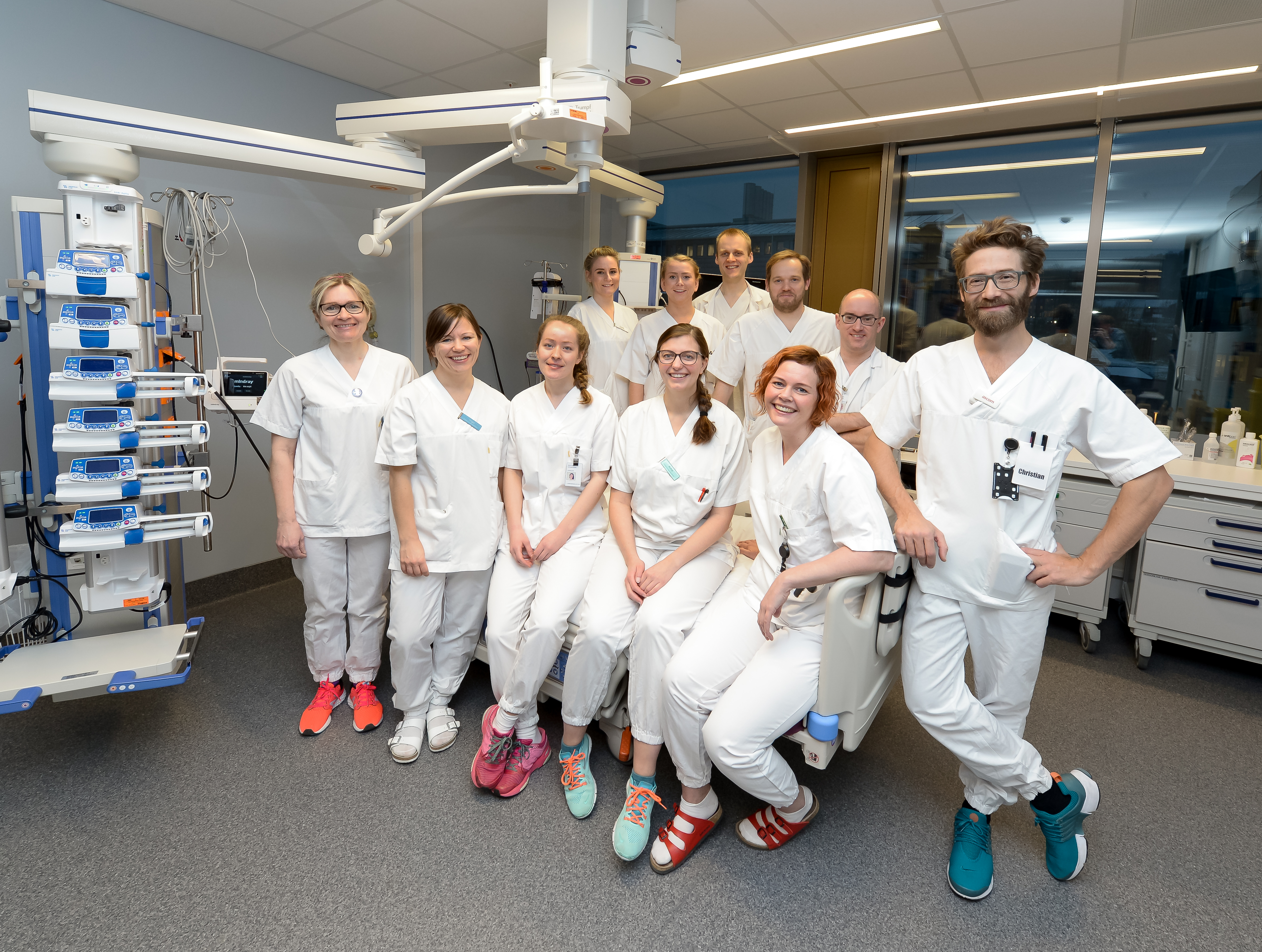 Gruppebilde av ansatte i et intensiv rom som poserer til kameraet