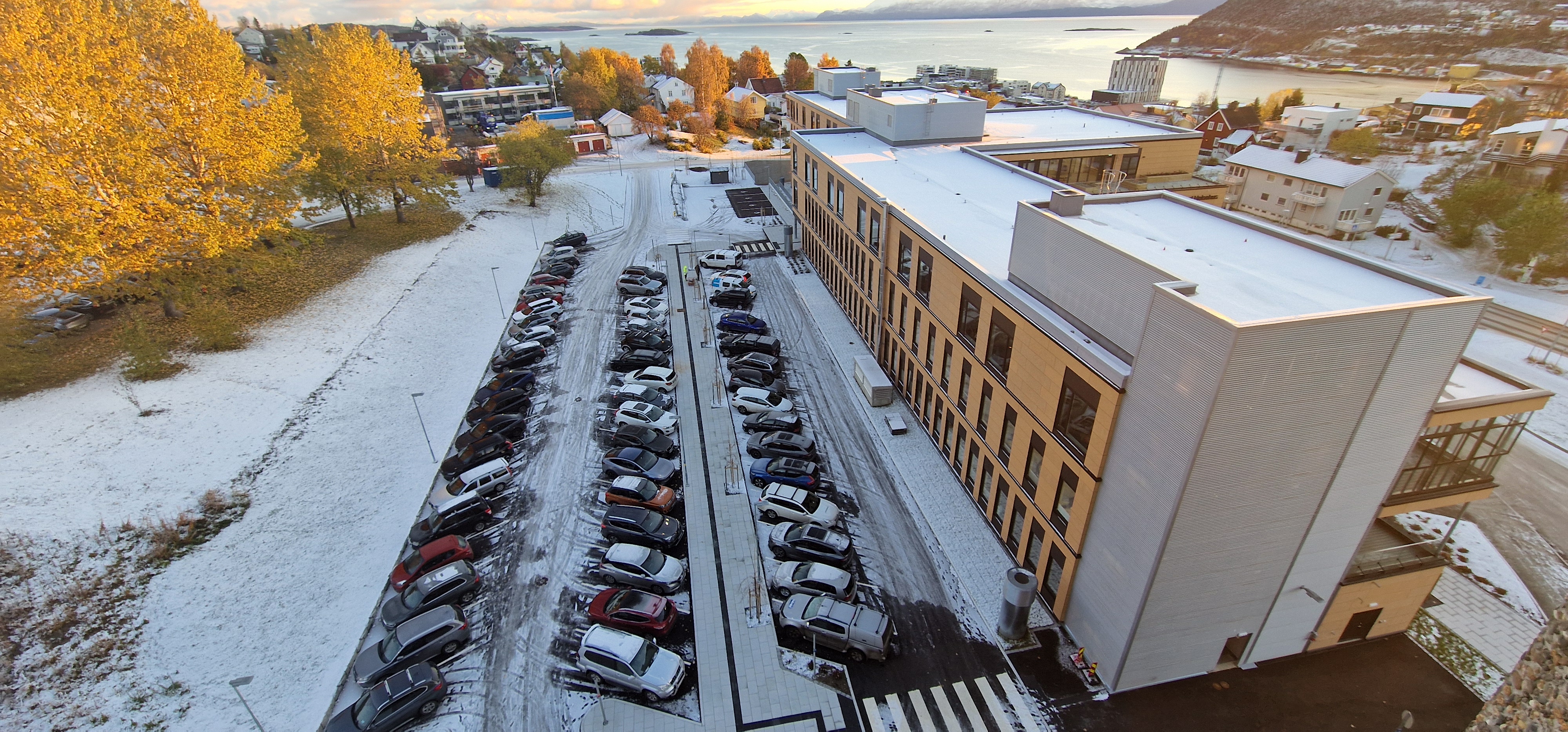 En bygning med parkeringsplass