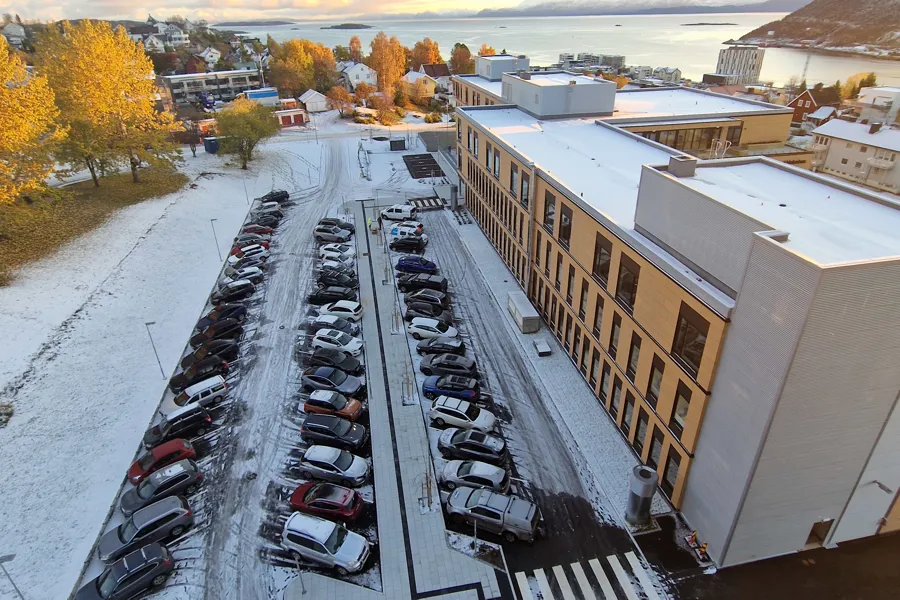 En bygning med parkeringsplass