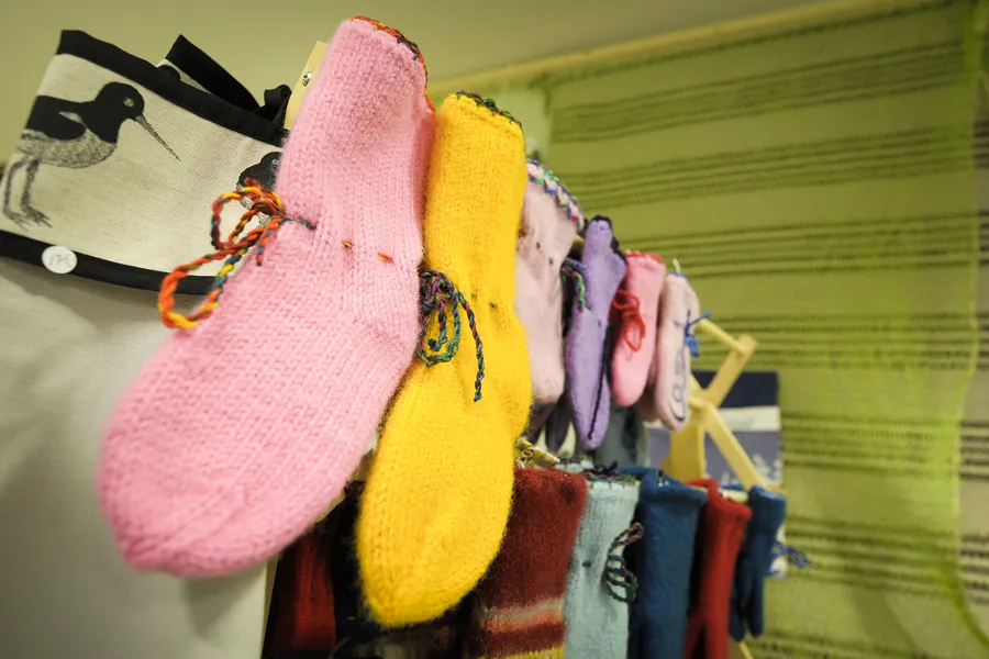 En gruppe klær på et stativ