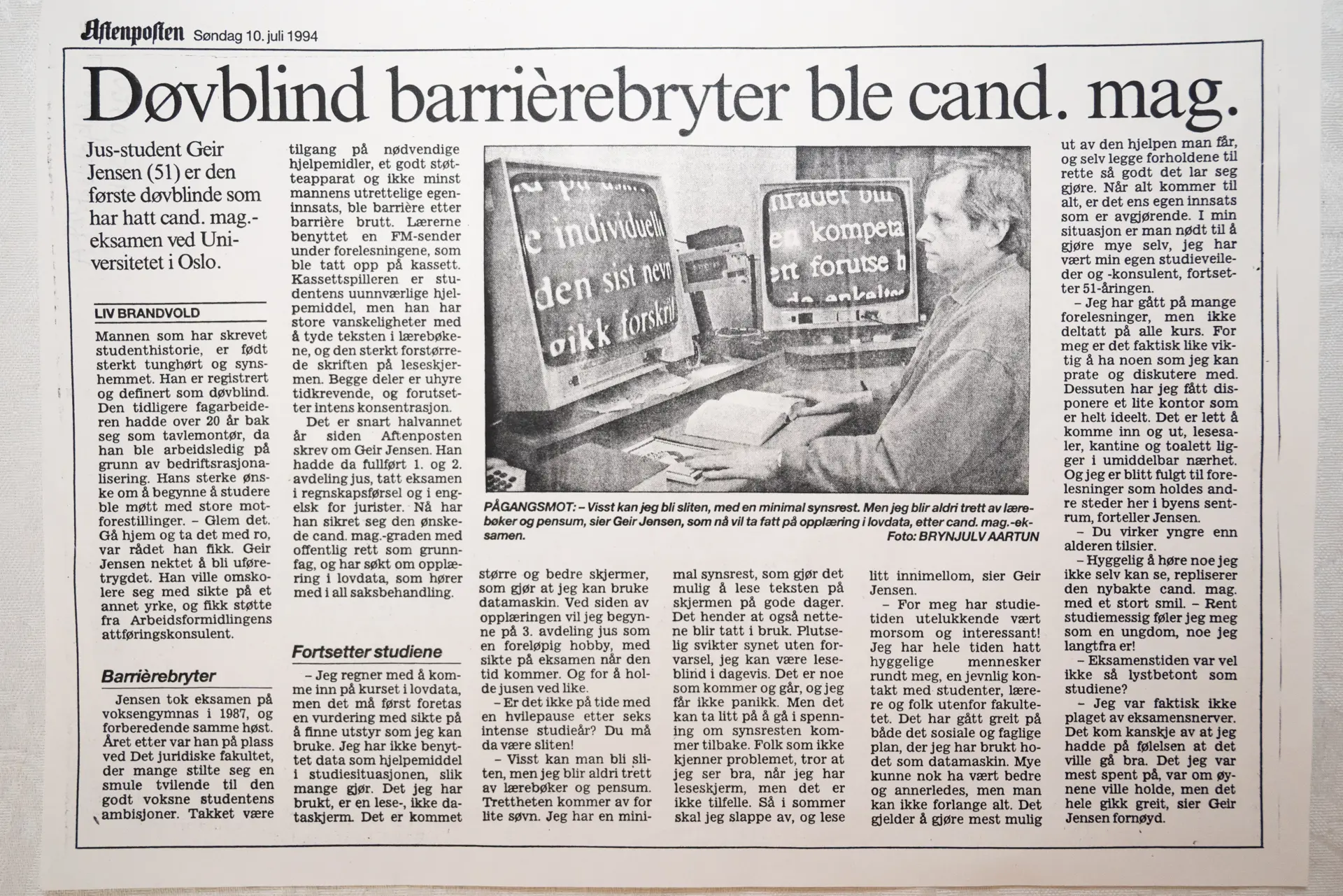 Avisartikkel med tekst og svart-hvitt bilde.