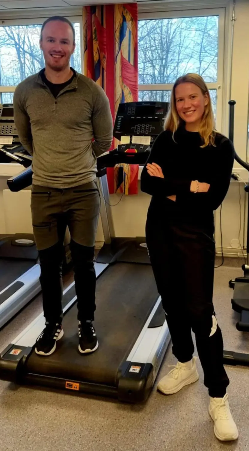 En mann og en kvinne som står ved siden av en tredemølle