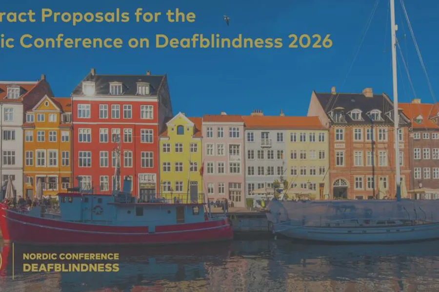 Et par båter i en kanal med bygninger rundt