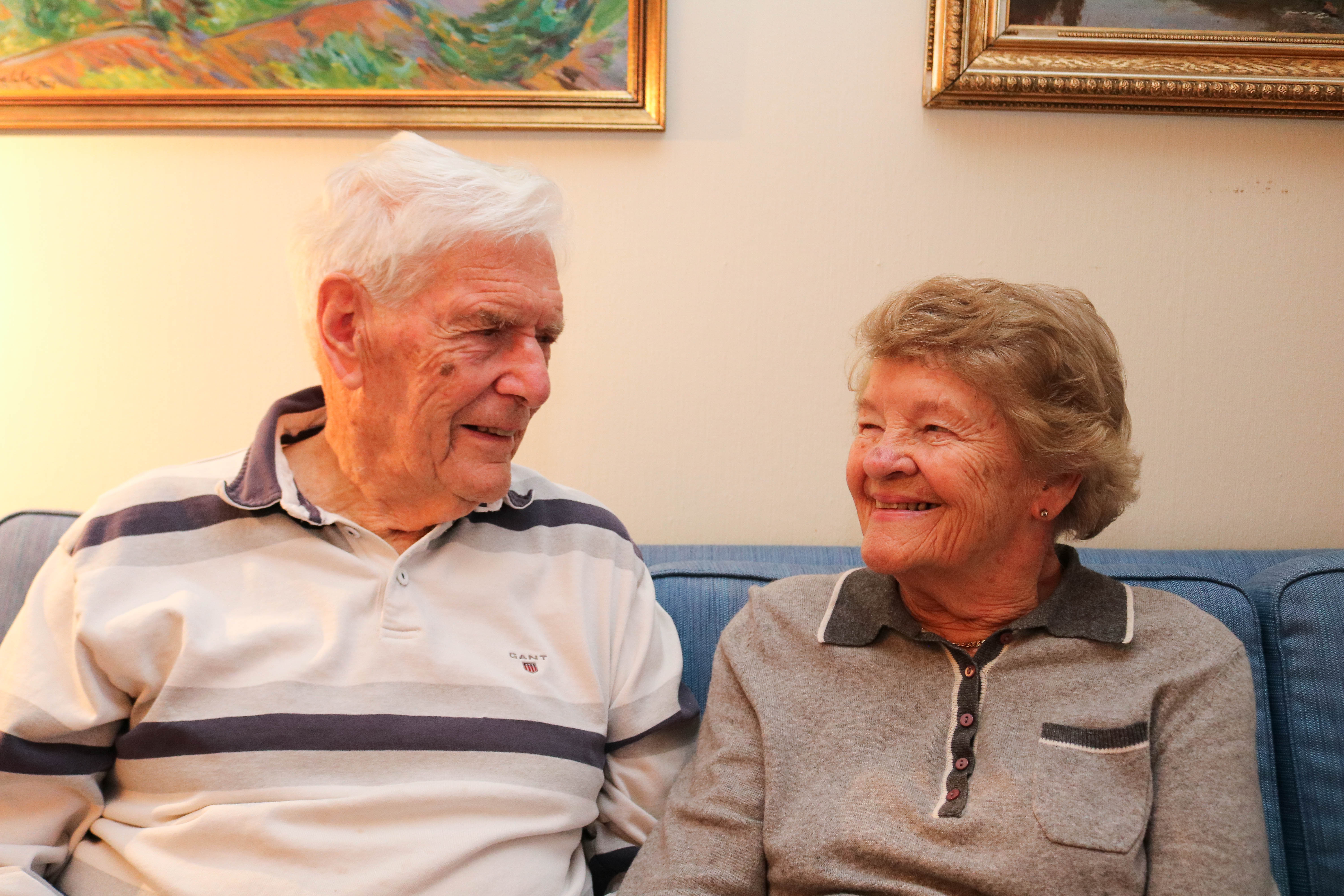 Et eldre par som sitter på en sofa