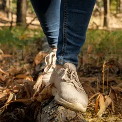 En persons føtter i skogen