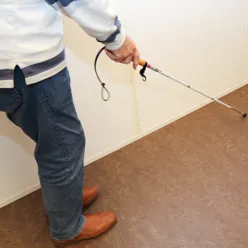 En person som holder en fiskestang