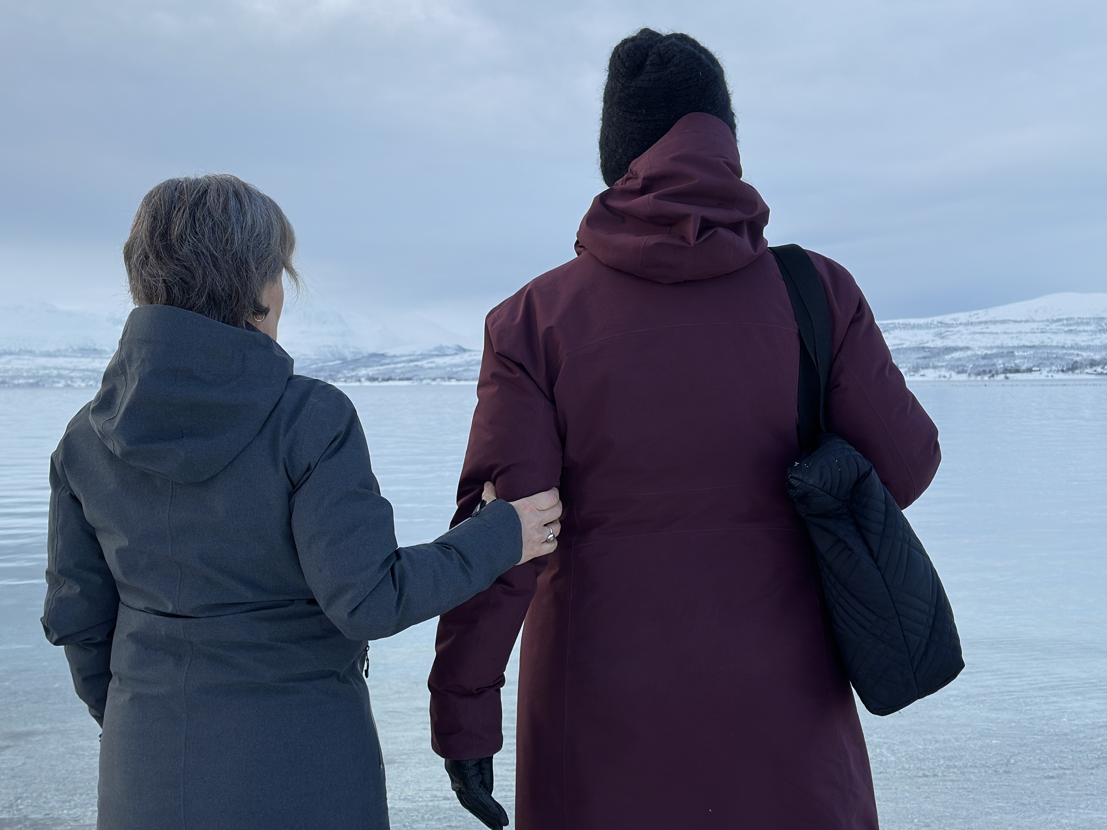 En dame som blir ledsaget av en annen dame