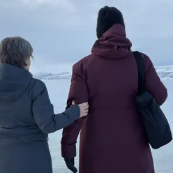 En dame som blir ledsaget av en annen dame