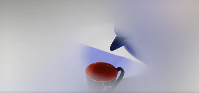 Bilde av en kopp og termos der kun midten av bildet er skarpt, resten av bildet er uskarpt.