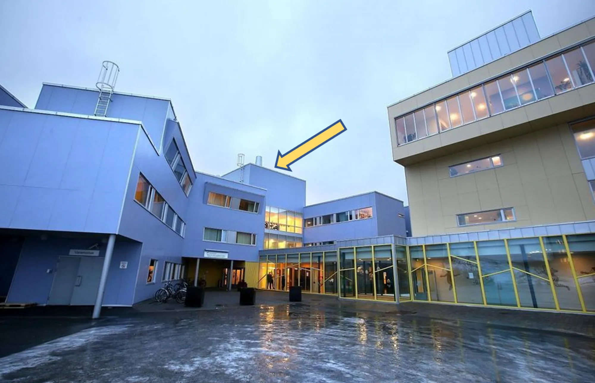 En bygning med mange vinduer