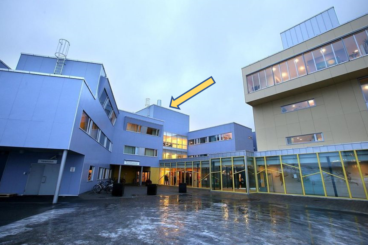 En bygning med mange vinduer