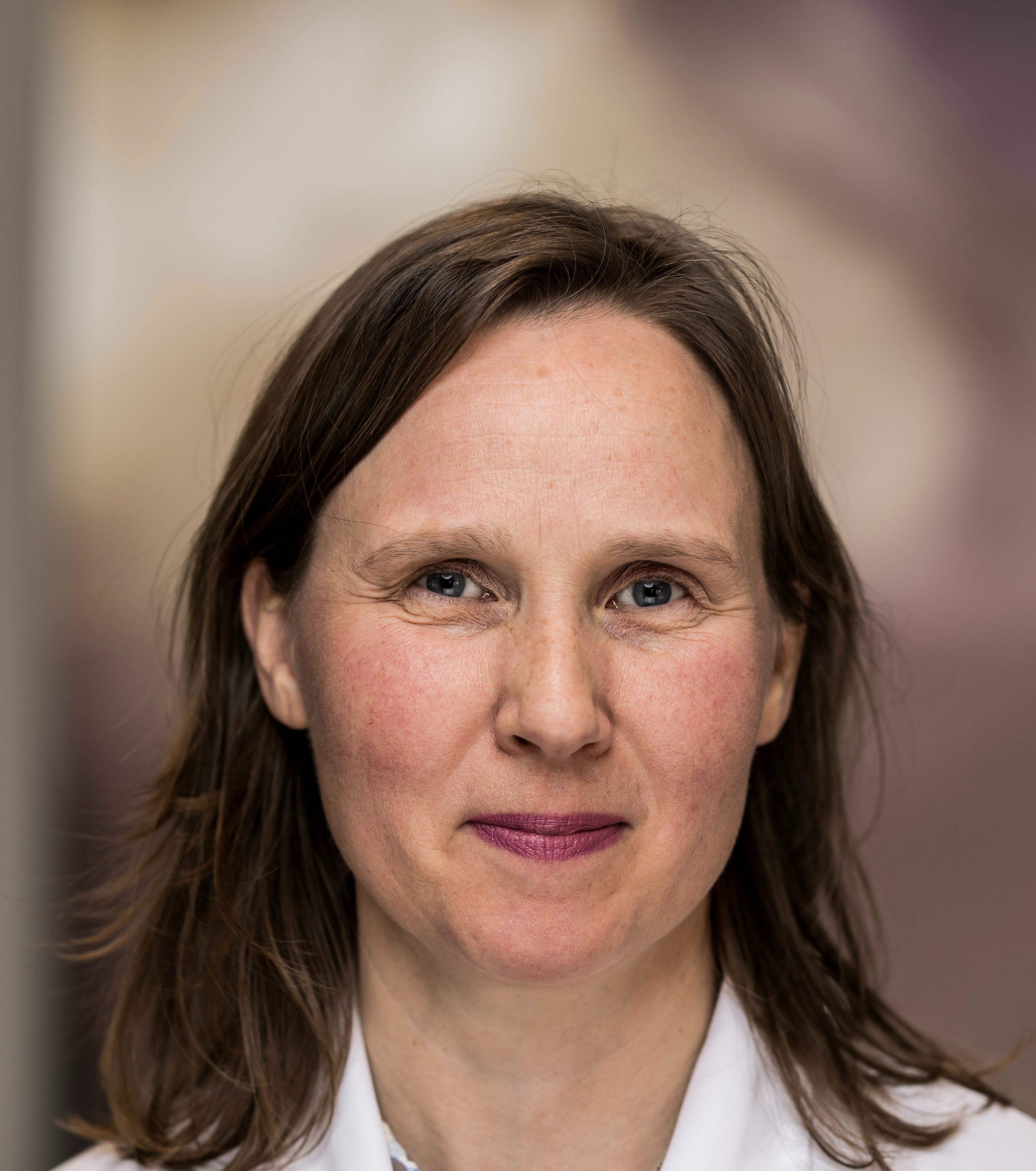 En kvinne med langt hår