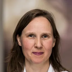 En kvinne med langt hår